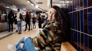 Zwei junge Menschen flirten in einem U-Bahn-Hof