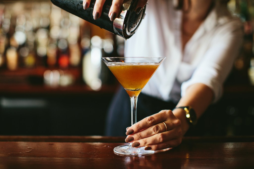 Com’è fare il barista quando i tuoi clienti soffrono di alcolismo