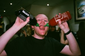Homme tenant des bouteilles de sauce