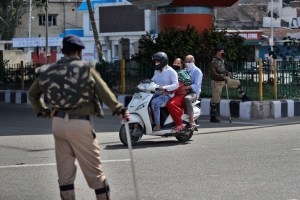 India lakukan Lockdwon nasional Polisi Gebuki Orang Keluar Rumah Sampai Mati