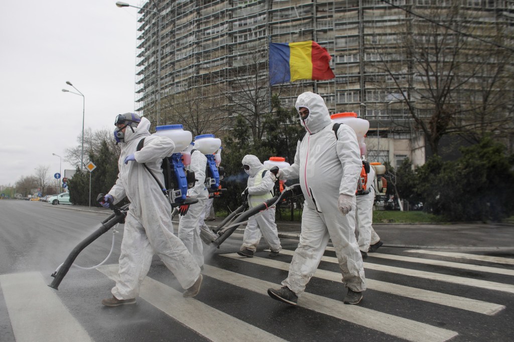 10 fotografii cu oamenii care spală Bucureștiul de coronavirus