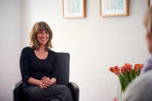 Silke Wahnfried spricht mit einem Klienten