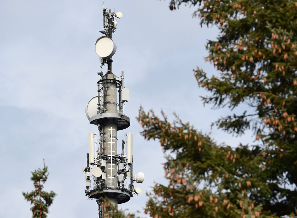 Ljudi na ovim snimcima spaljuju tornjeve 5G mreže zbog teorija zavere o virusu korona