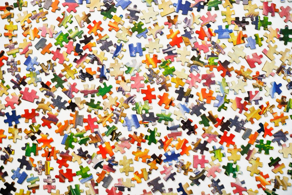 Banyak Waktu Luang? Kalian Bisa Asyik (Atau Emosi) Menyusun  Puzzle 51.300 Keping Ini