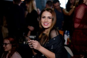 Cristina Almasan, parinti plecati in afara, trauma in familie, copil ramas acasa cu bunici