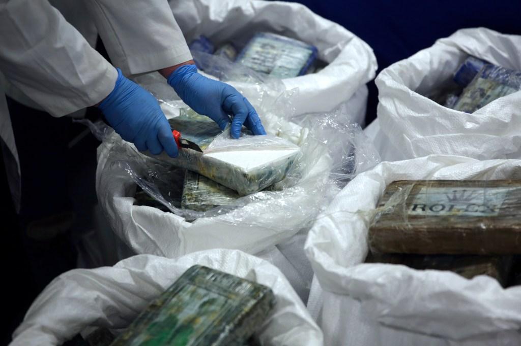 Οι Διακινητές Ναρκωτικών Βρίσκουν Νέους Δημιουργικούς Τρόπους για να Φέρνουν Κόκα στην Ευρώπη