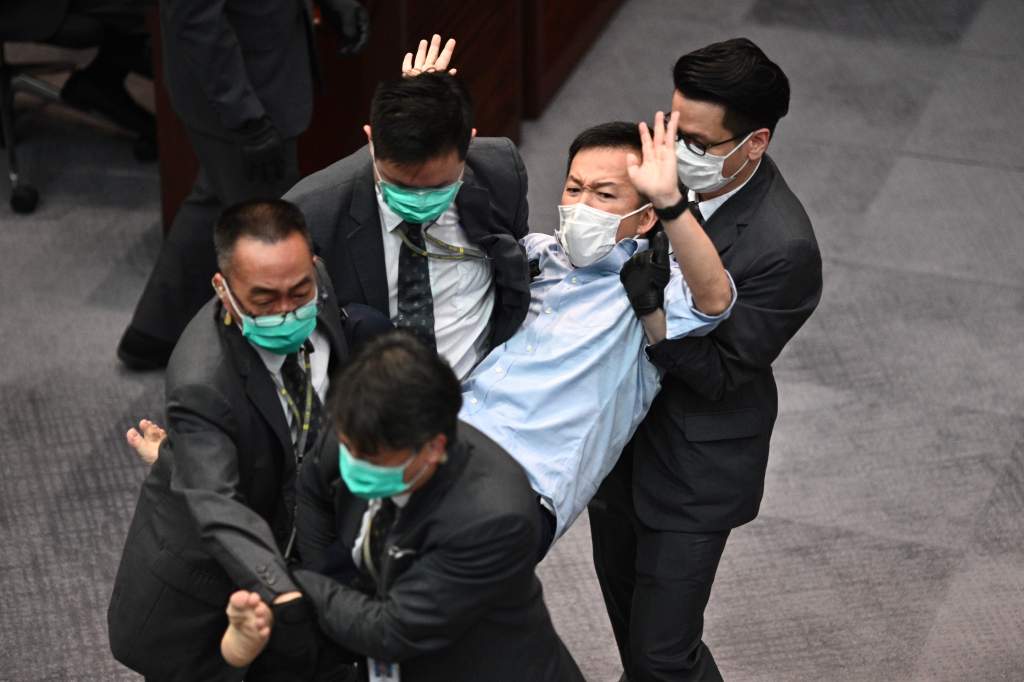 Lebih Brutal dari DPR, Anggota Parlemen Hong Kong Tawuran Sampai Masuk RS
