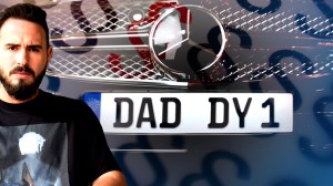 Der Deutschrapper Shindy vor einem Auto, wegen des Kennzeichens hat er Ärger mit dem Gericht