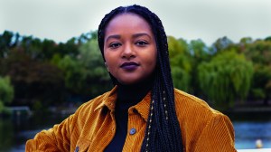 Die Schwarze Politikerin Aminata Touré steht an einem See, sie sprricht mit uns über George Floyd und Rassismus