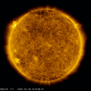 Suar Matahari pada 28 Mei (kiri atas). Gambar: NASA/Solar Dynamics Observatory/Joy Ng