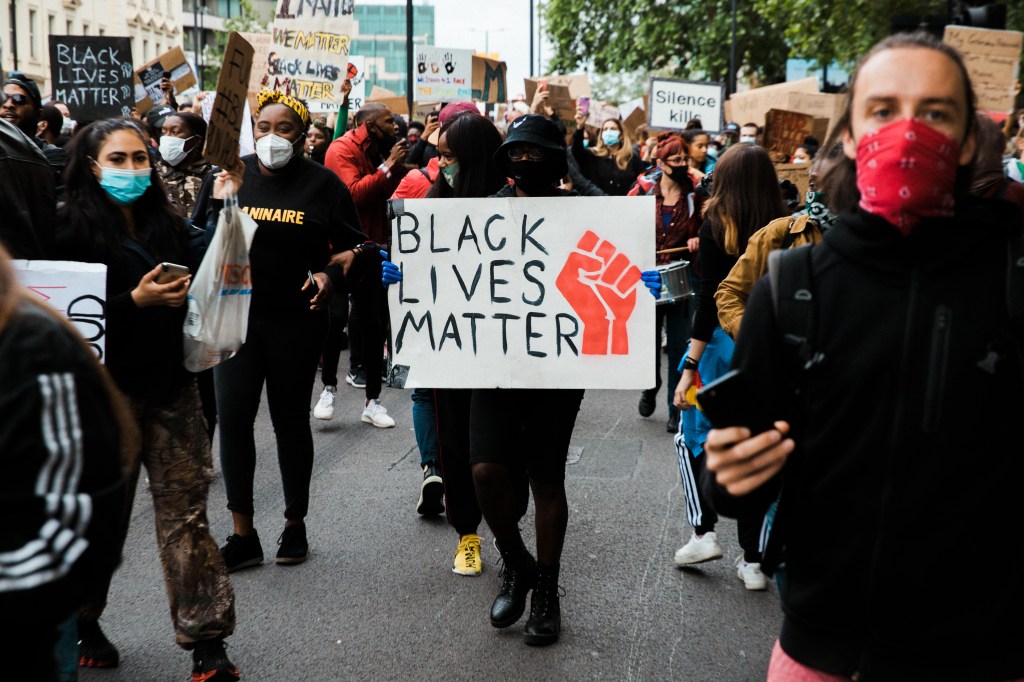 La guerra contra las drogas posibilita la brutalidad policial contra la población negra