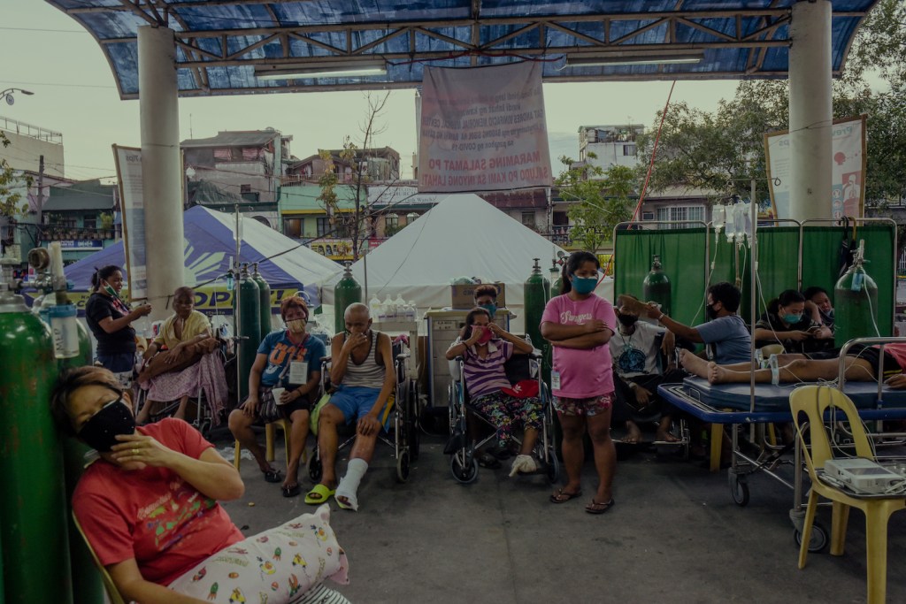 Scenes From a Philippine Hospital Overflowing With Coronavirus Patients