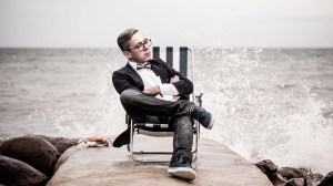 Diese Collage zeigt, wie Philipp Amthor in einer Sonnenliege am Strand sitzt, weil der CDU-Politker sich für den Sommer eine neue Nebenbeschäftigung suchen muss