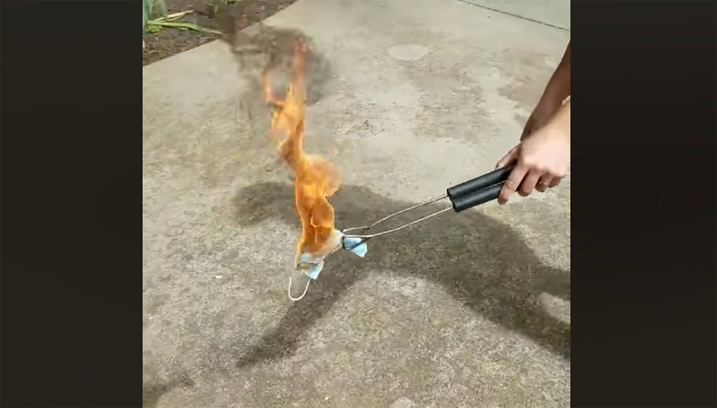 Tantangan Bodoh ‘Bakar Maskermu’ Bermunculan di Media Sosial