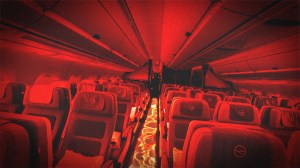 Rot eingefärbte Flugzeugkabine eines Lufthansa-Fliegers. Die Autorin musste während der Corona-Pandemie fliegen und fühlte sich sehr unsicher.