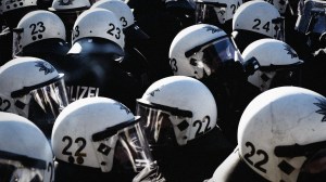 Helme der Polizei, die in der Kritik steht wegen rassistischer Strukturen, hier auf dem G20 Gipfel in Hamburg