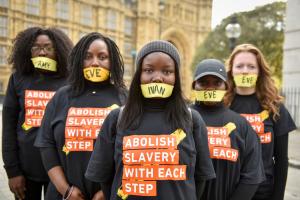 Para demonstran yang menolak praktik perbudakan modern di London. Foto: Stephen Chung / Alamy Stock Photo