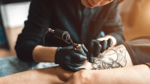 Tatuador trabajando