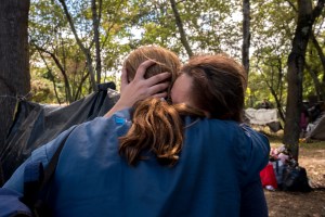 Abrazo mujeres migrantes Lia Valero