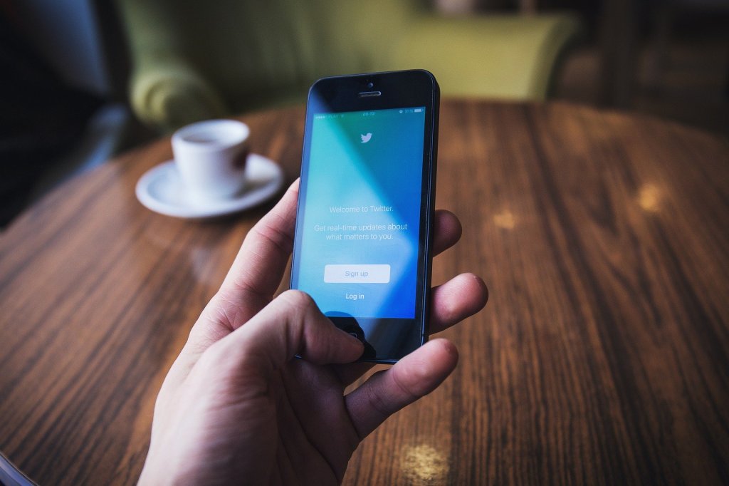 Ilustrasi HP menampilkan laman login Twitter