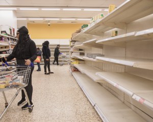 orang belanja di supermarket