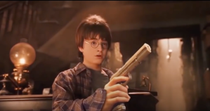 Video viral 'Harry Potter and the Deathly Weapons' parodi adegan tongkat sihir diubah jadi pistol