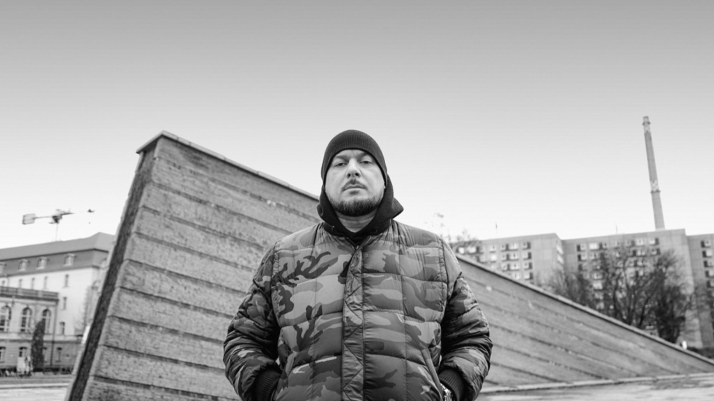 Der Rapper Kool Savas in dicker Daunenjacke. Er ist einer der HipHopstars, die in Juri Sternburgs neuem Buch "Das ist Germania" zu Wort kommen