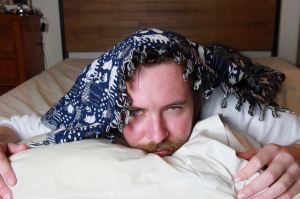 Penulis tidur tengkurap di kasur