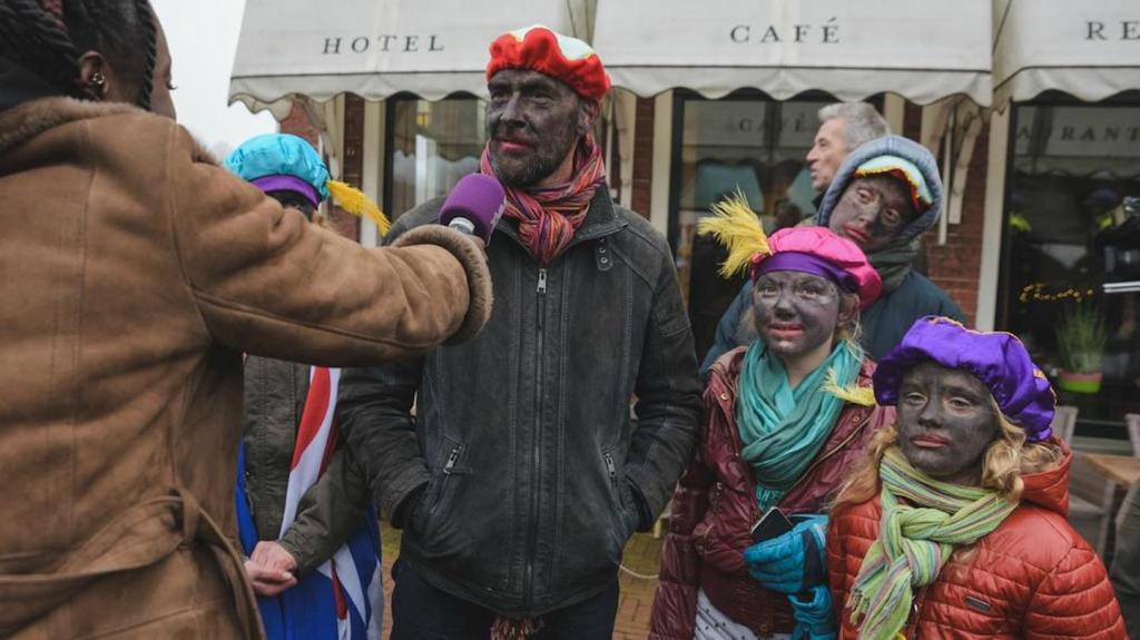 An entire family dressed in blackface.