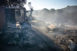 Ein ausgebrannter LKW im Lager in Moria, Lesbos