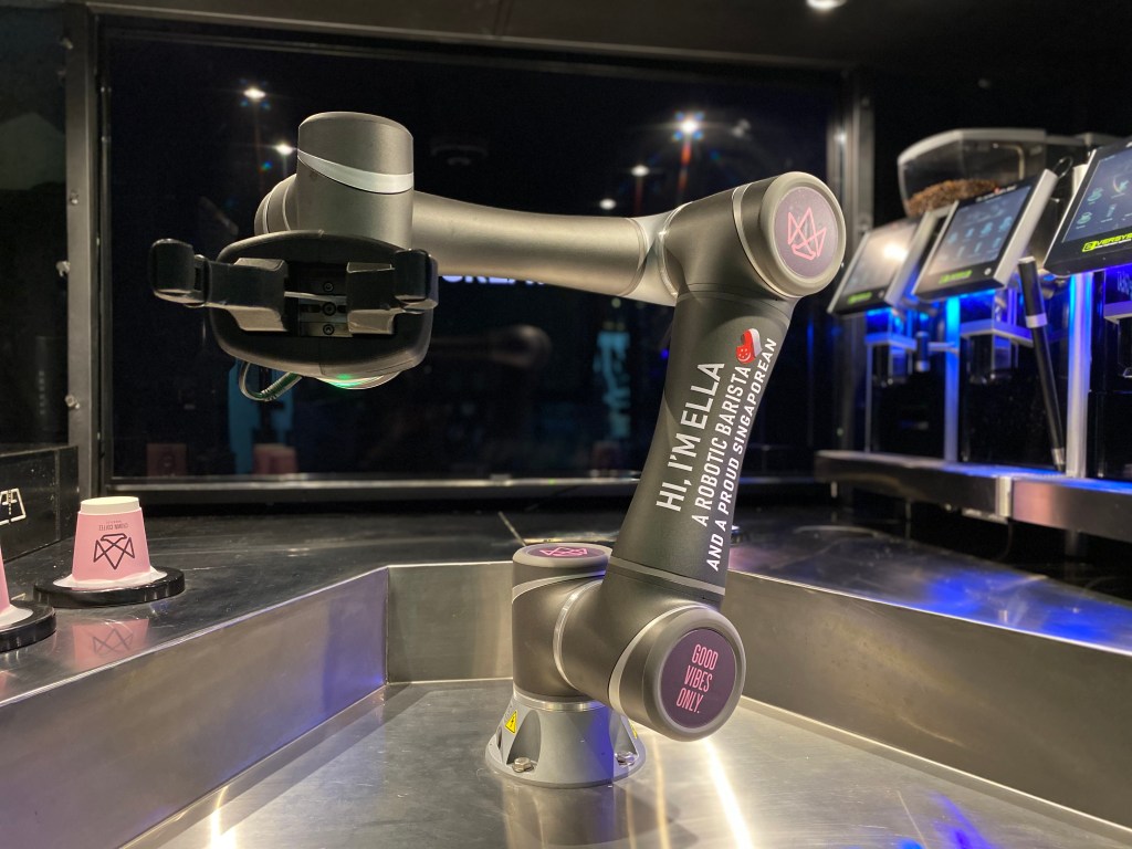 Barista robot pertama di Singapura. Foto oleh Crown Coffee