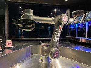 Barista robot pertama di Singapura. Foto oleh Crown Coffee