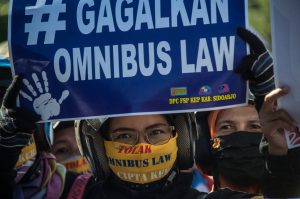 Fans K-Pop Aktif Memrotes Pengesahan UU Cipta Kerja Omnibus Law di Medsos