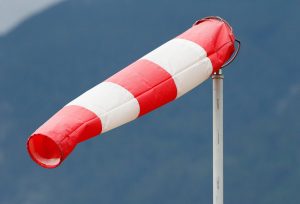 Eine rot-weiße Windfahne