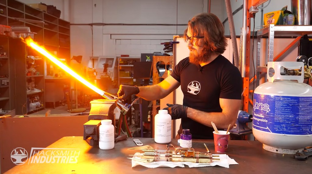YouTuber Kanada Sukses Bikin Lightsaber kayak di ‘Star Wars’, Bisa Mengiris Baja