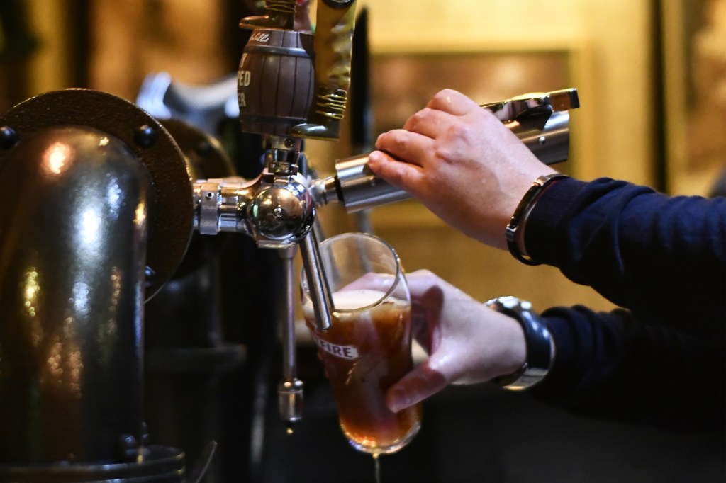 Hoe je aan een bierglas kunt zien of je er buikpijn van krijgt