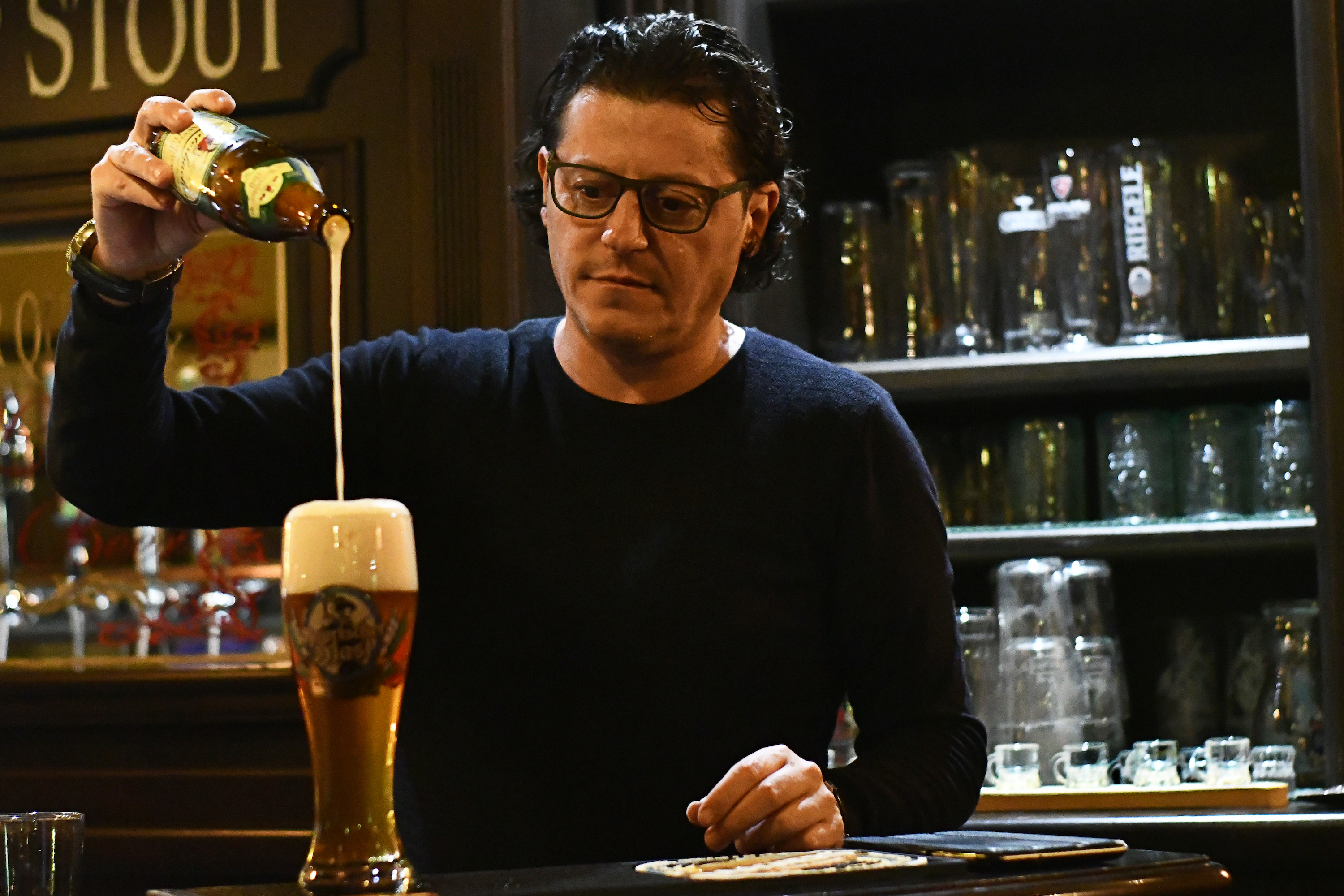 Gilberto Aćiao sipa pivo iz flaše