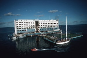 hotelul plutitor Barrier Reef Floating Resort coreea de nord
