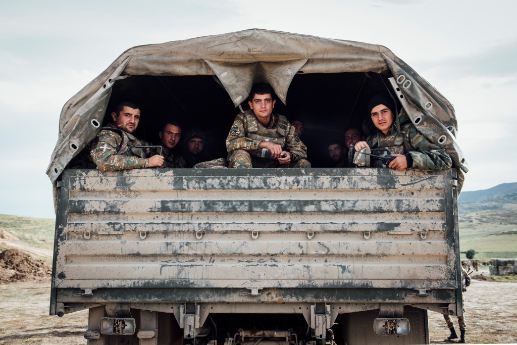 Foto spettrali dalle prime linee del conflitto nel Nagorno-Karabakh