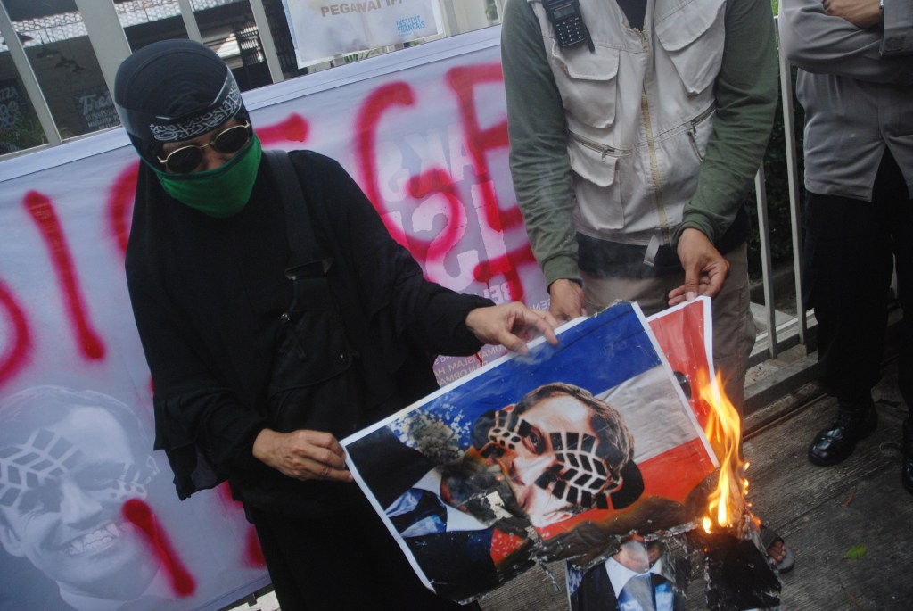 Indonesian Protesters Burn Pictures of France’s Macron, Call Him the Devil