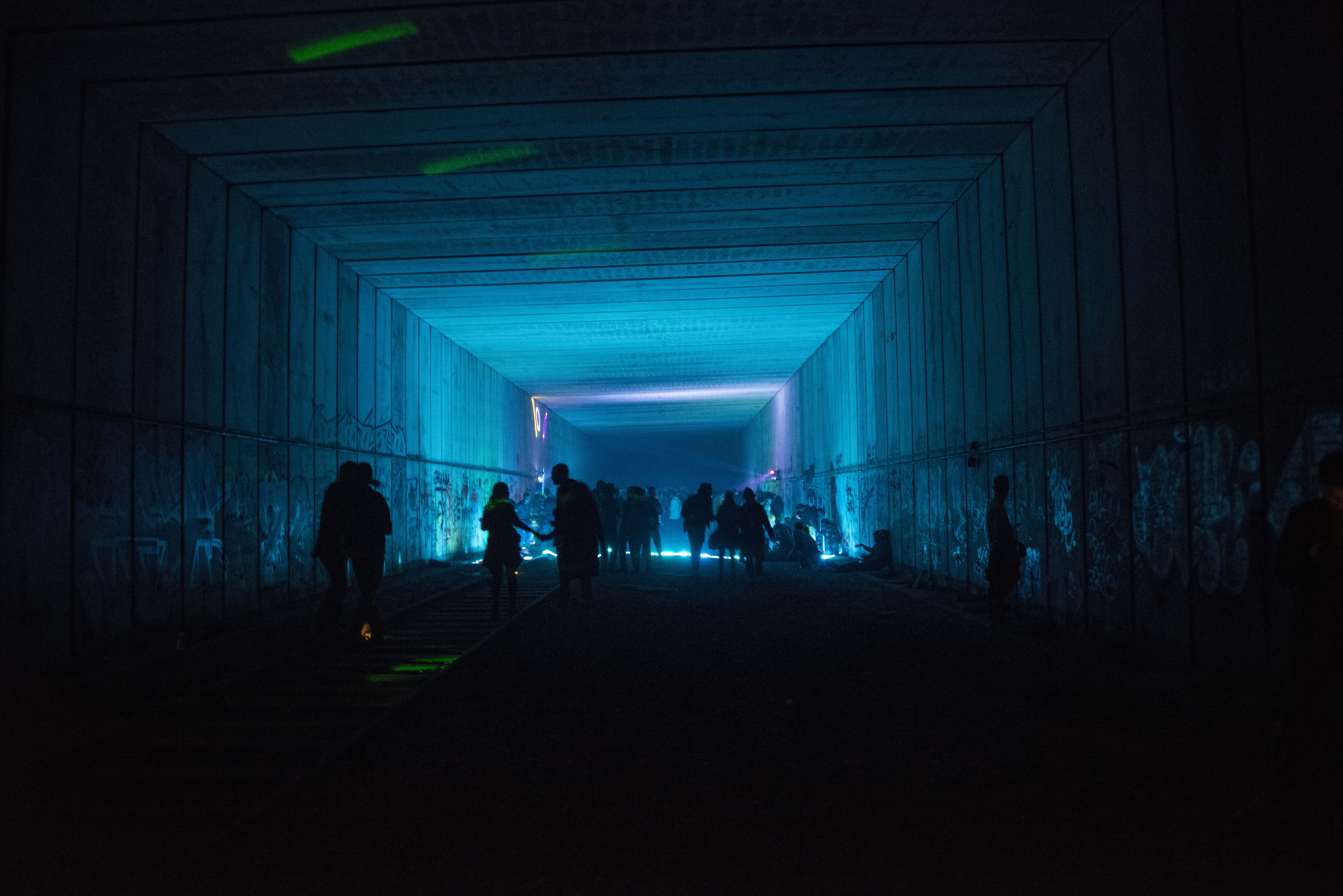 Ein dunkler Tunnel, der mit Menschen auf dem Weg zu einem Rave gefüllt ist