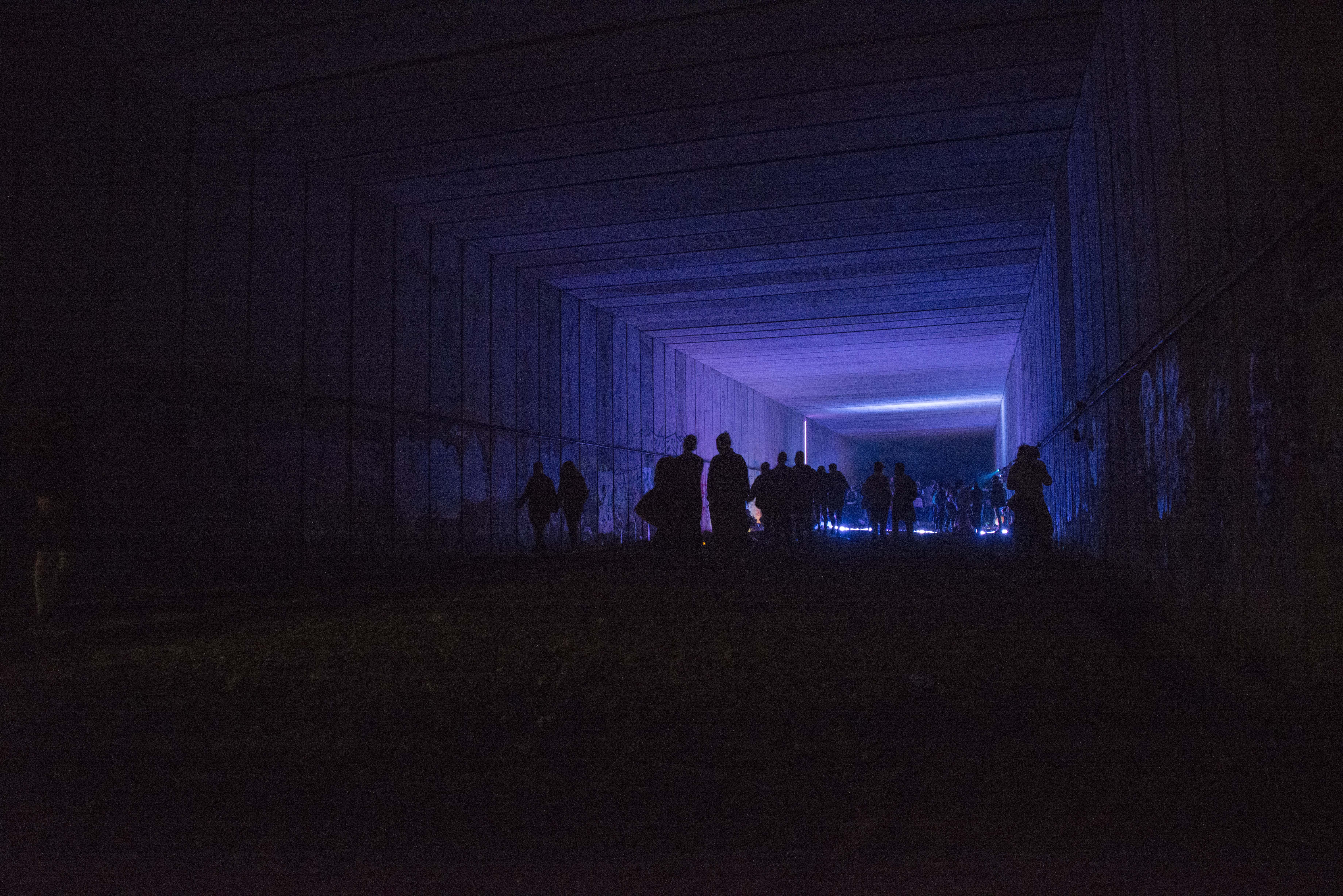Ein dunkler Tunnel, der zum Rave führt