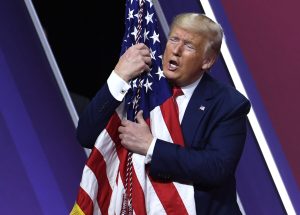 ​Donald Trump umarmt die amerikanische Flagge;  Wie Trump noch würdevoll verlieren könnte​