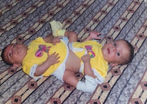 photo 01 - larissa and Lorraine as babies