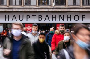 Menschen laufen aus einem Bahnhofsgebäude als Symbol für die inkonsequente Haltung der Bahn zu Corona-Abstandsregeln