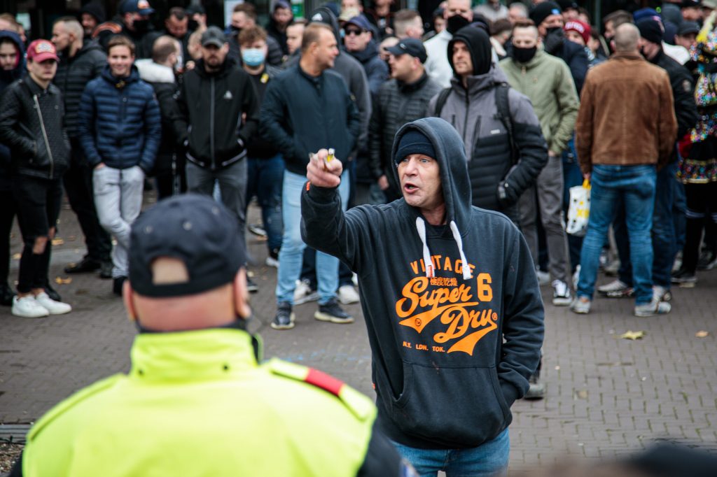 Hoe een KOZP-demonstratie opnieuw werd verstoord door Zwarte Piet-aanhangers