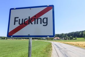 Ortstafel Fucking rot durchgestrichen; Umbenennung: Das Dorf Fucking in Österreich heißt jetzt Fugging