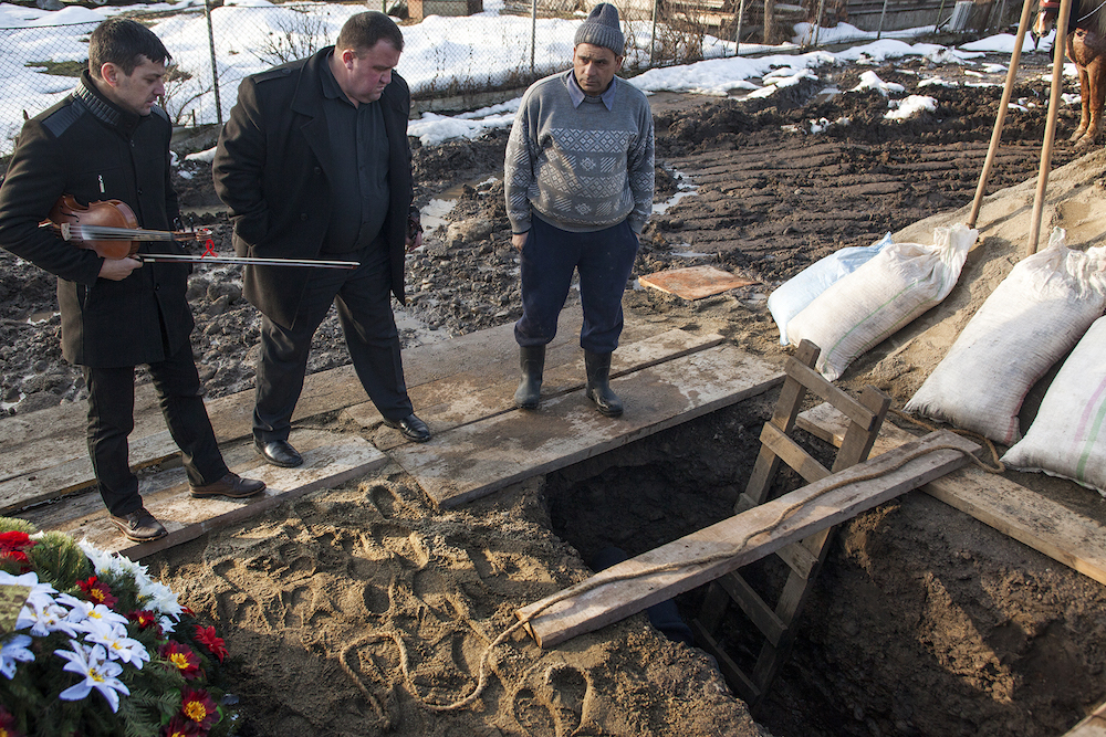 Lahan pemakaman di Merry Cemetery cukup mahal. Foto: Silviu Gheție.