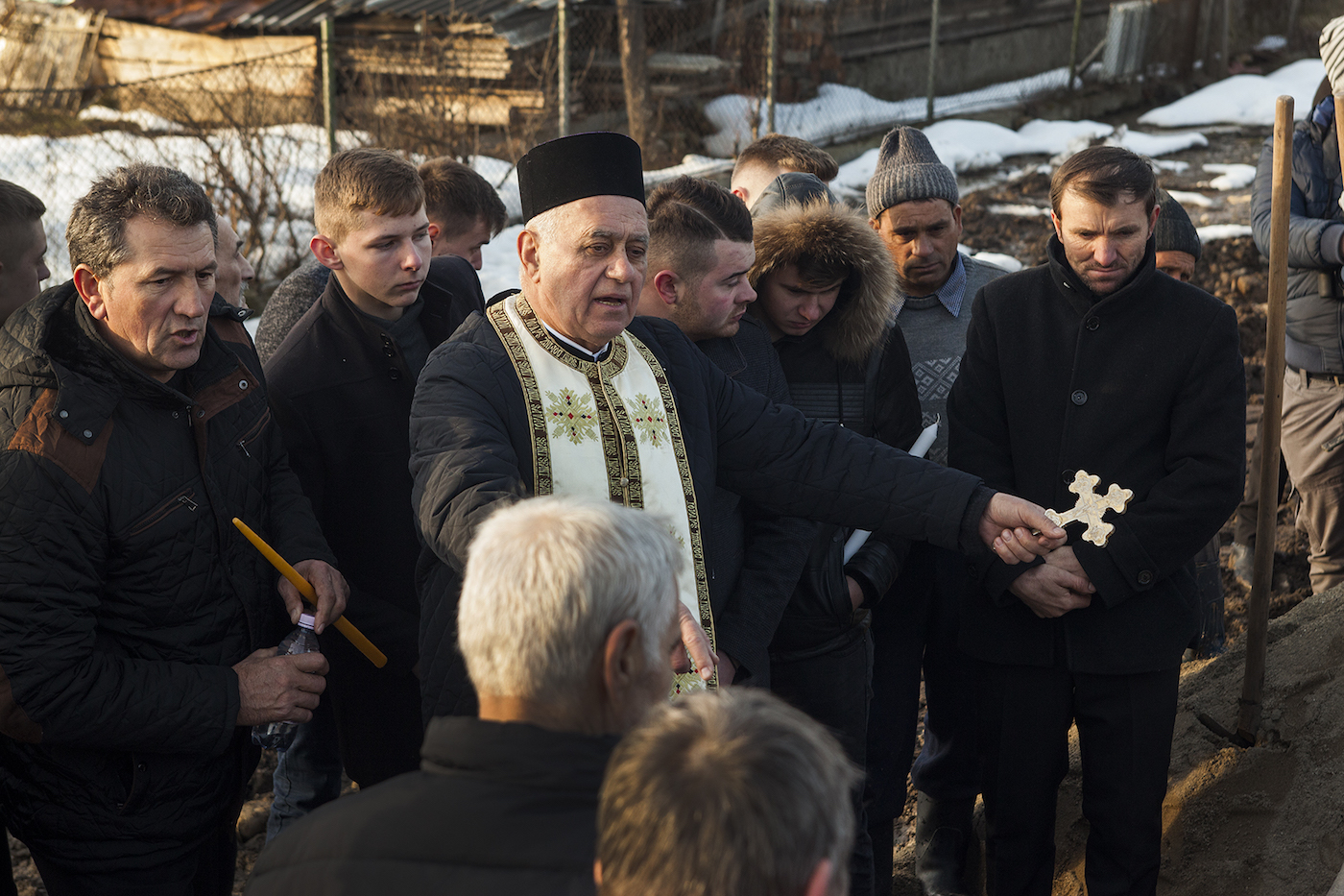 Pastor Luțai membacakan doa.