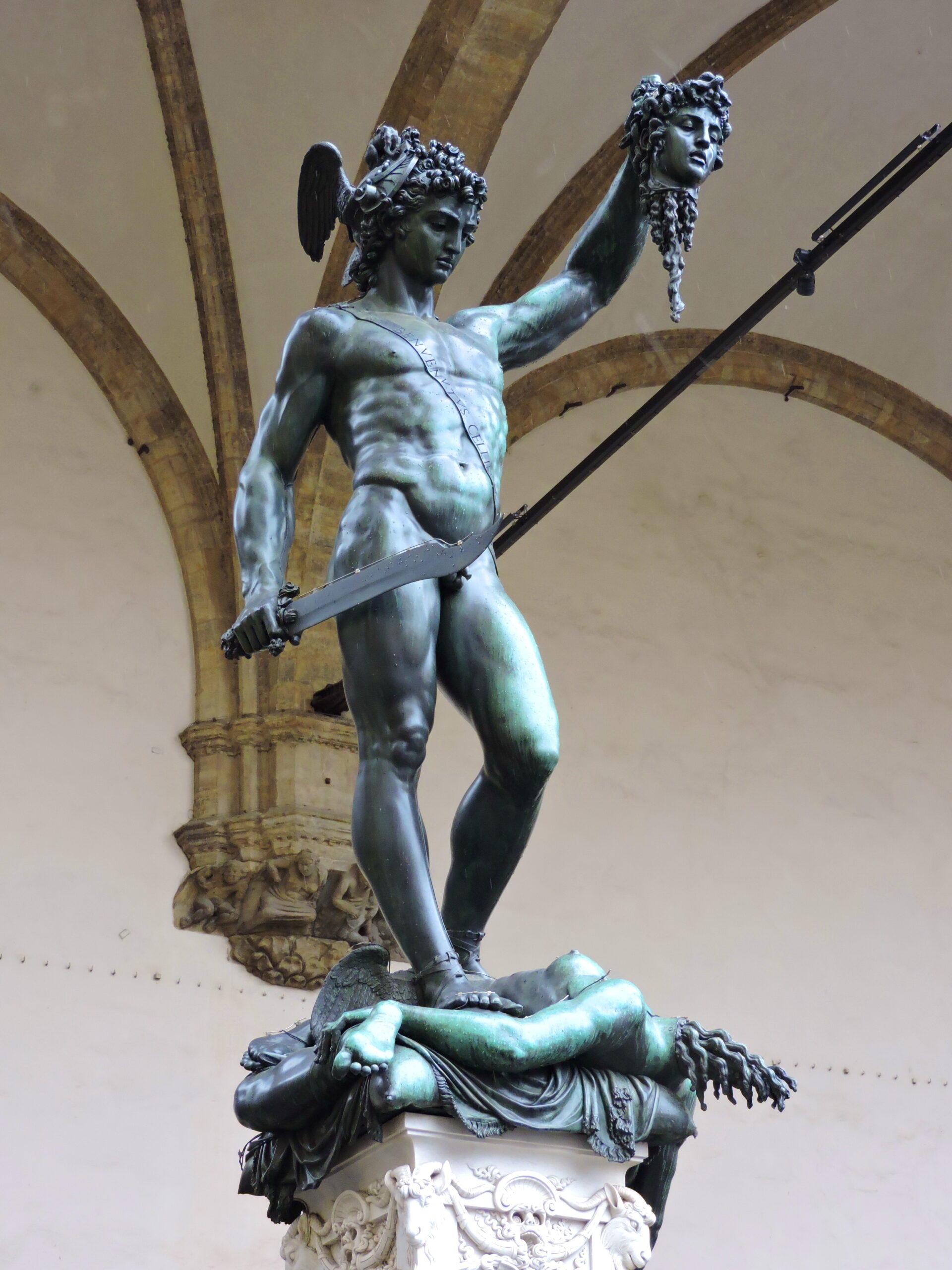Eine Bronzestatue von Perseus, der mit dem abgeschlagenen Kopf der Medusa über ihrem toten Körper steht